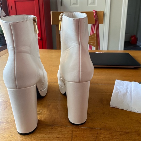 Gorgeous Bamboo White Booties in EU size 40, 8 1/2 in US sizes. - Picture 2 of 5